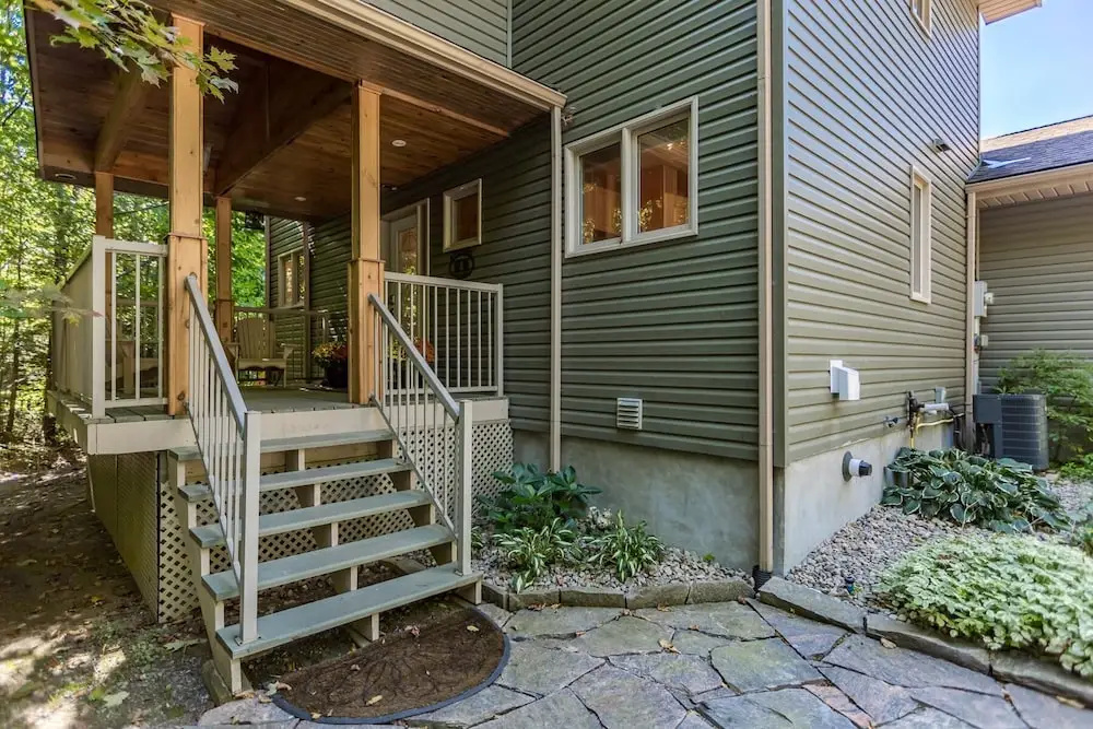 Stewart Lake Retreat A Gorgeous Beachfront Lakehouse With all the Bells & Whistles!
