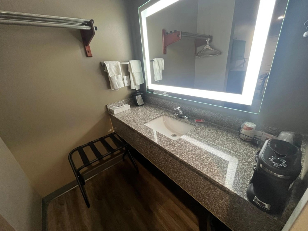 Econo Lodge Inn & Suites Murfreesboro Shopping District