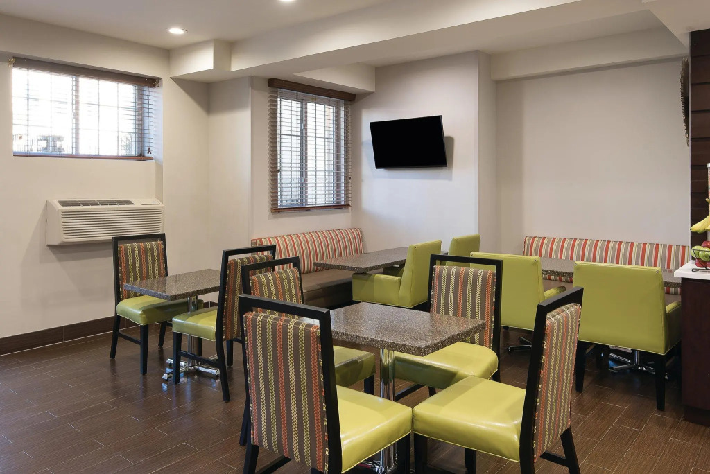 La Quinta Inn & Suites Brooklyn East