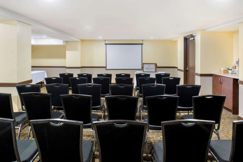 La Quinta Inn & Suites by Wyndham Oshawa