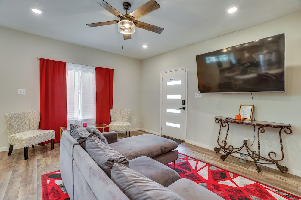 Sleek & Central! Houston Stay Near Med Center