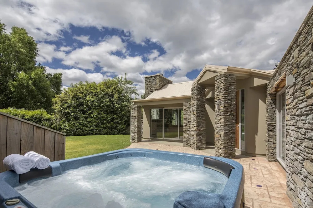 Riverview Retreat Holiday Home by MajorDomo