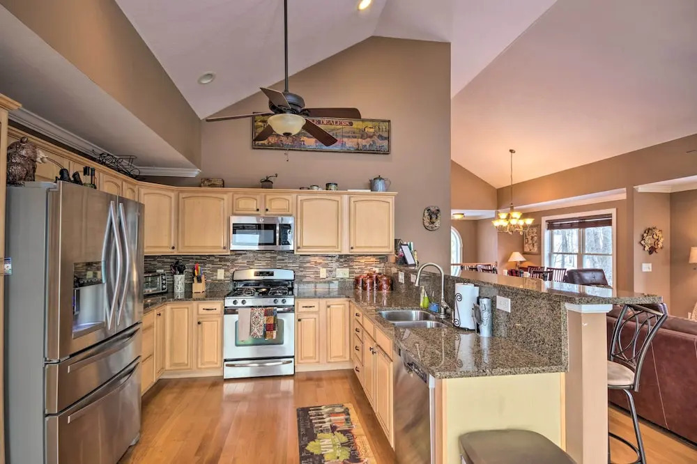 Beech Mountain Retreat w/ Open Deck: 2 Mi to Ski!