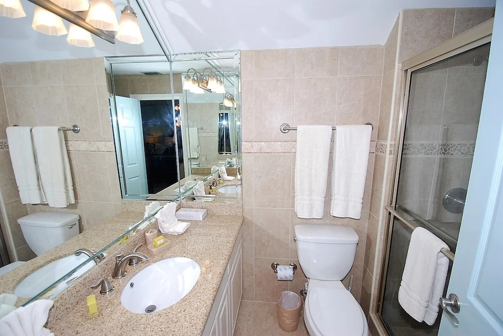 112 E. Cora Lee Townhouse 3 Bedrooms 3 Bathrooms Townhouse
