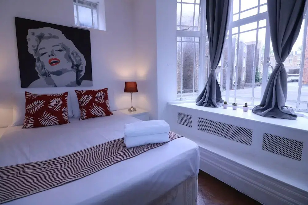 Lovely & Spacious 2 Bedroom APR Queensway