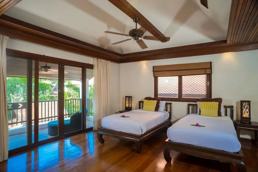 4 BR Villa Baan Banburee, seconds from beach