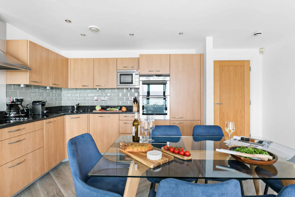 A7 Masts - Striking beachside apartment with beautiful sea views, private balcony and secure parking