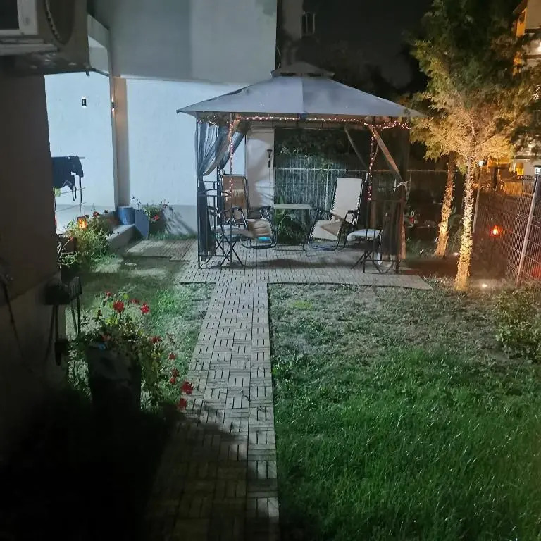 Apartament Mamaia Nord 3 camere la 30m de plaja cu terasa si curte
