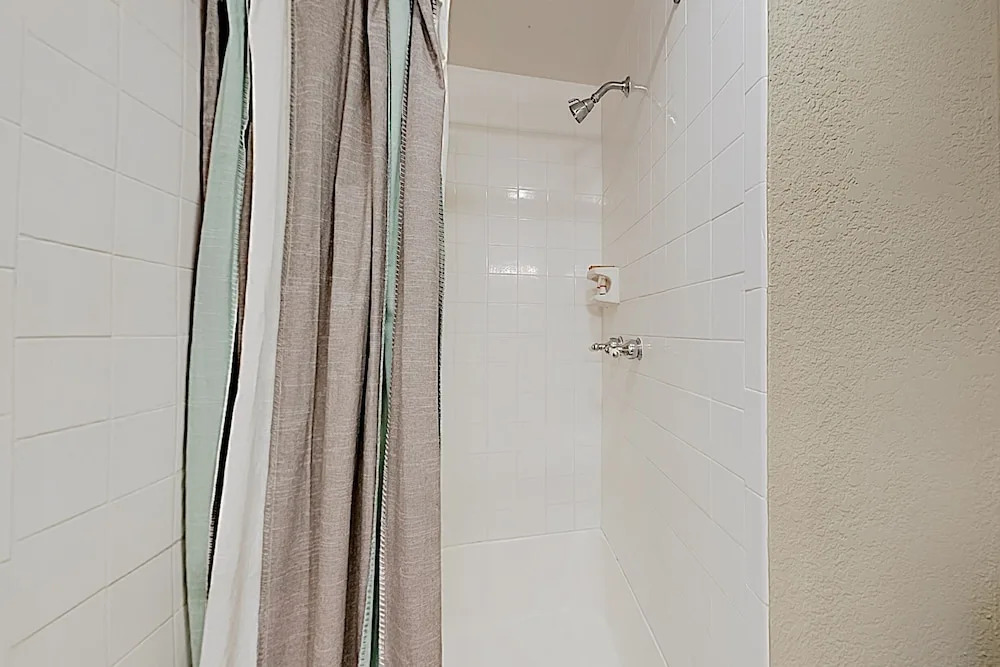 New Listing! Bay-view W/ Pool, Walk To Beach 2 Bedroom Condo
