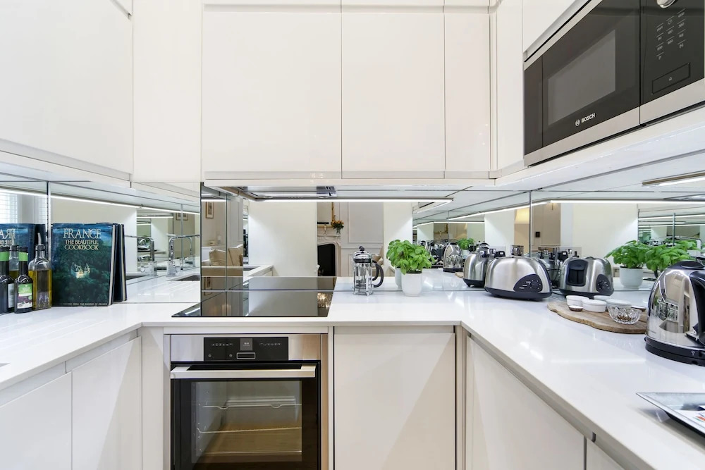 Luxurious 1BR Period Property in Kensington