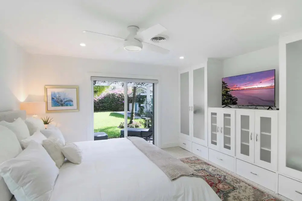 La Casa Blanca Minutes From the Beach!