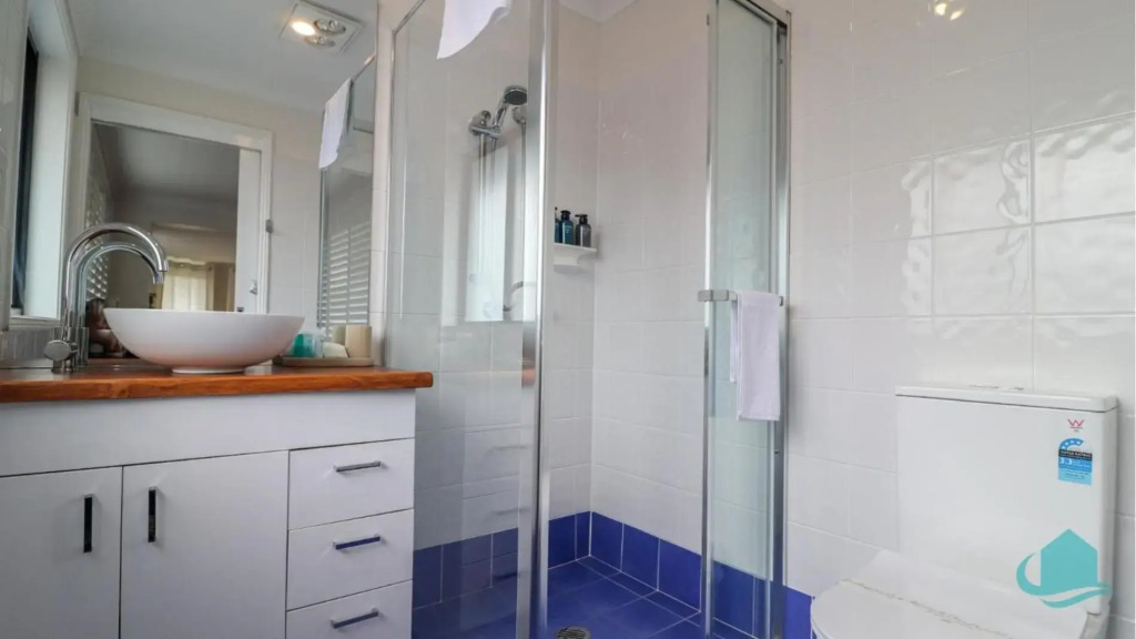Splendour Hideaway - Luxury pool at Caves Beach