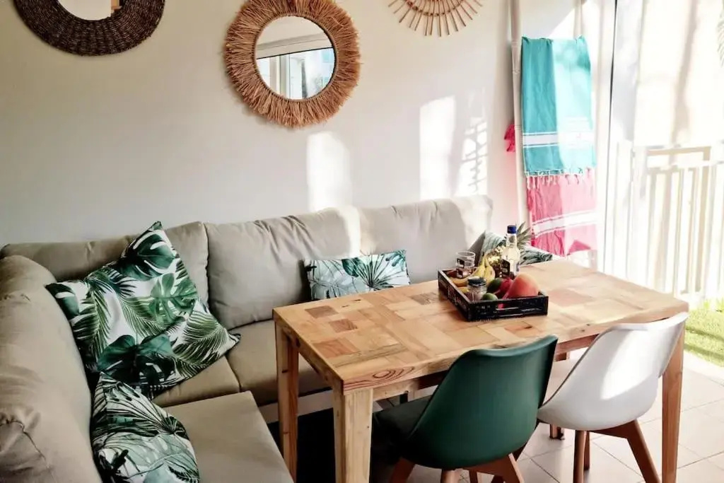 "Aimé Gwada", appartement à 40m de la plage, Rez-de-jardin tropical