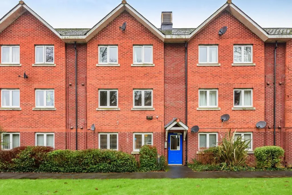 Stylish 2 Bedroom Apartment Central Exeter Parking on Site