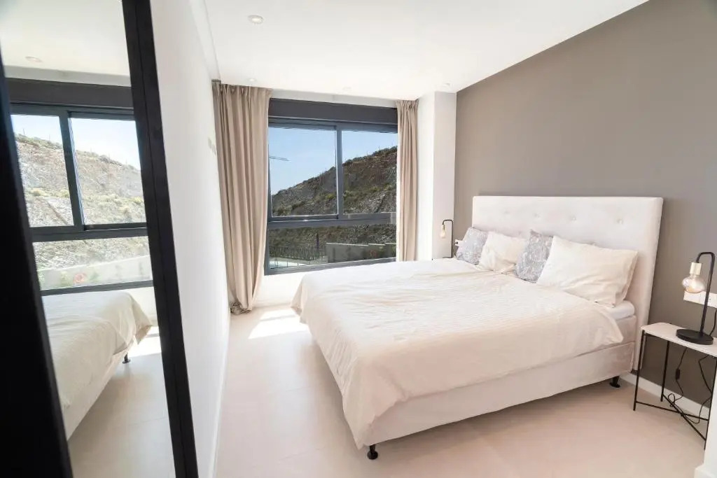 Stunning modern 4 bedroom apartment by the beach