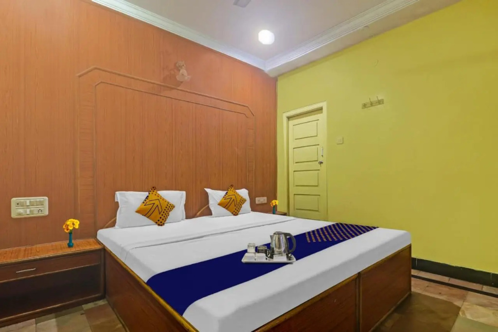Spot On 91284 Ambica Lodge