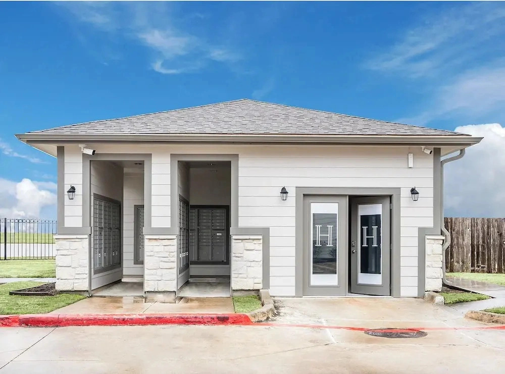 Landing Apartments Houston near Edgewood Village