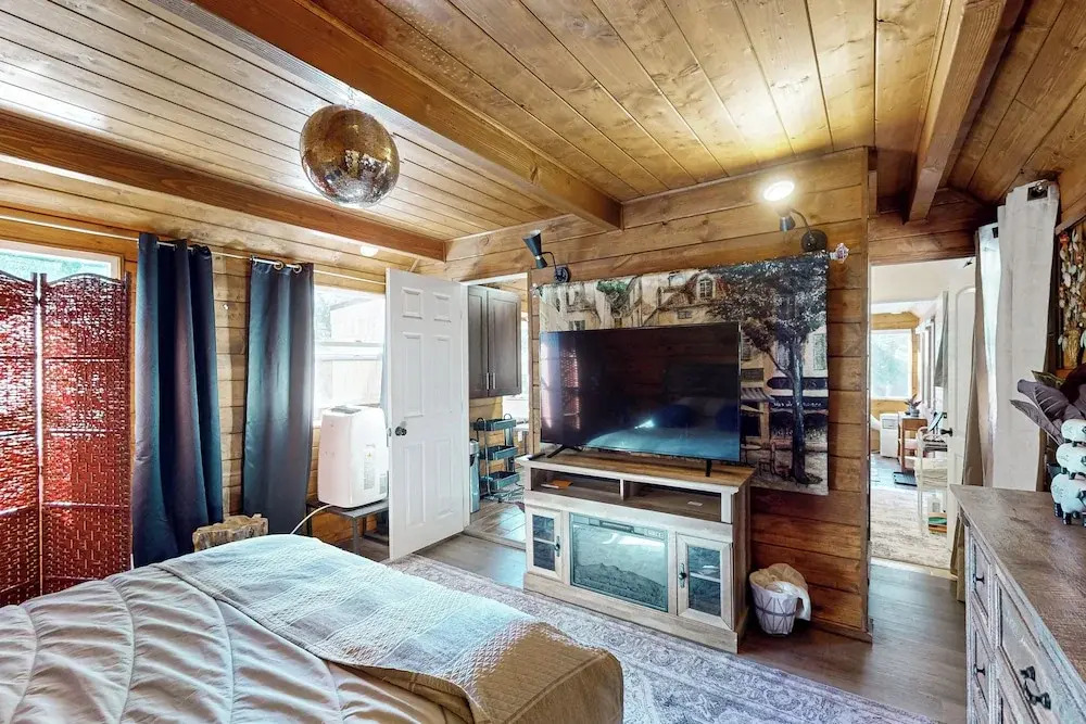 Relaxing Retreat w/ Deck, 1 Mi to Lake Arrowhead!