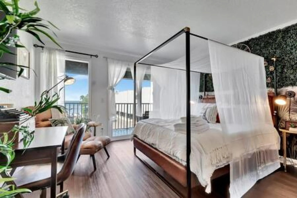 The Hemingway 2bd Tropical Elegance on the Water