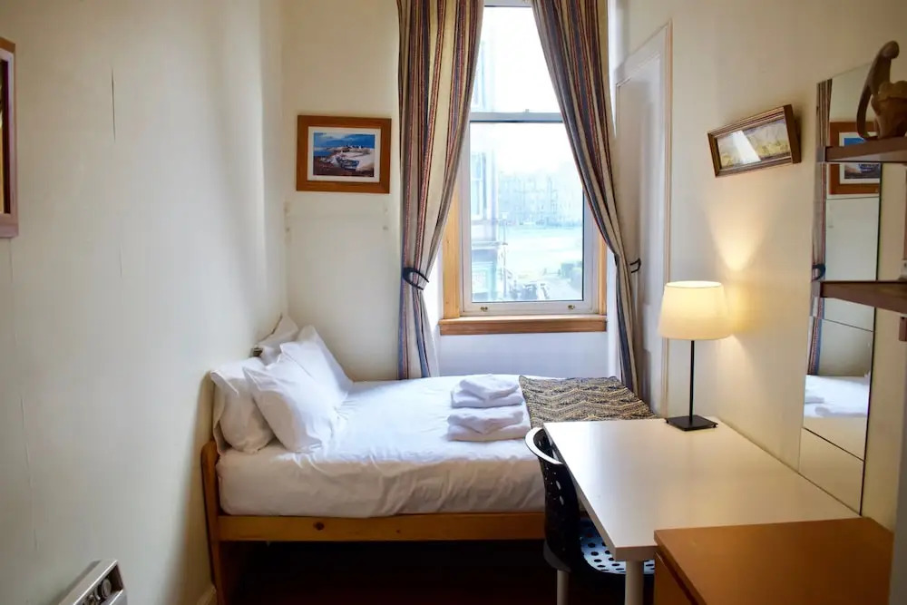 Traditional 3 Bedroom Apartment in Bruntsfield