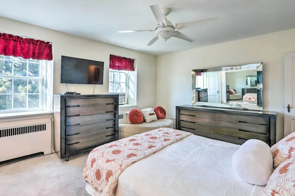 Townhome w/ Porch, 7 Mi to Lincoln Financial Field