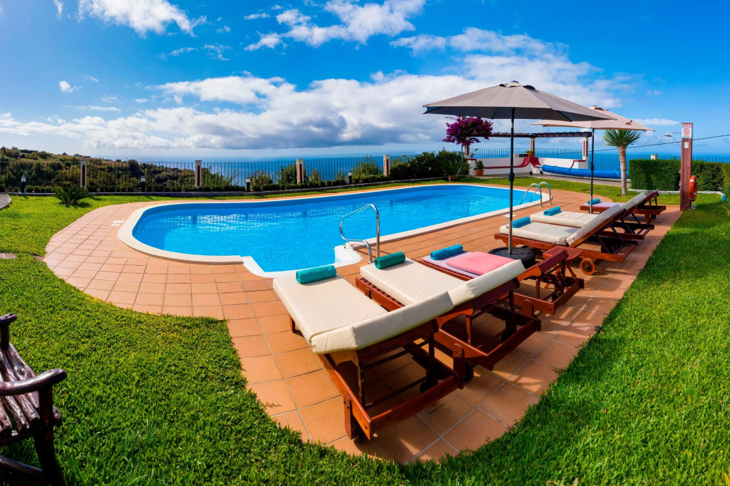 Secluded Tranquil Spacious Villa, Stunning Views, Heated Pool & A/C Theo'S