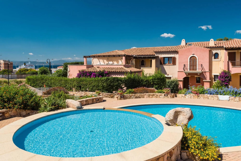 Apartment with a sea view, has 2 bedrooms: one double with en-suite bathroom and one triple with a F-CALA MORESCA