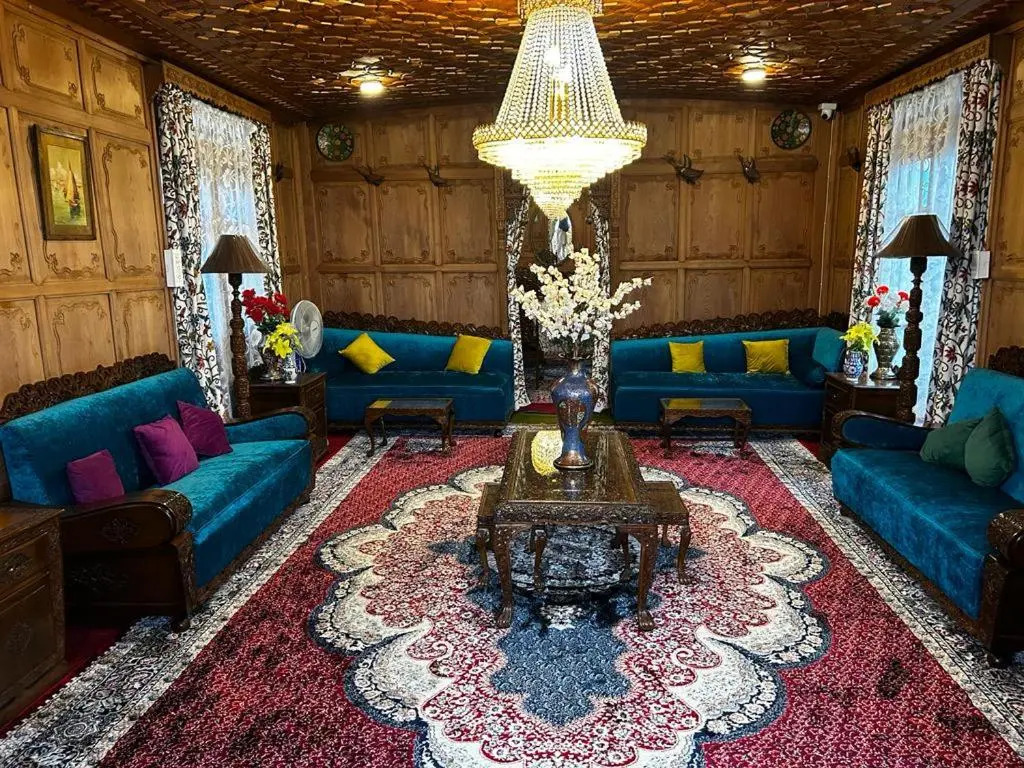 Luxury Scotland Group Of Houseboats