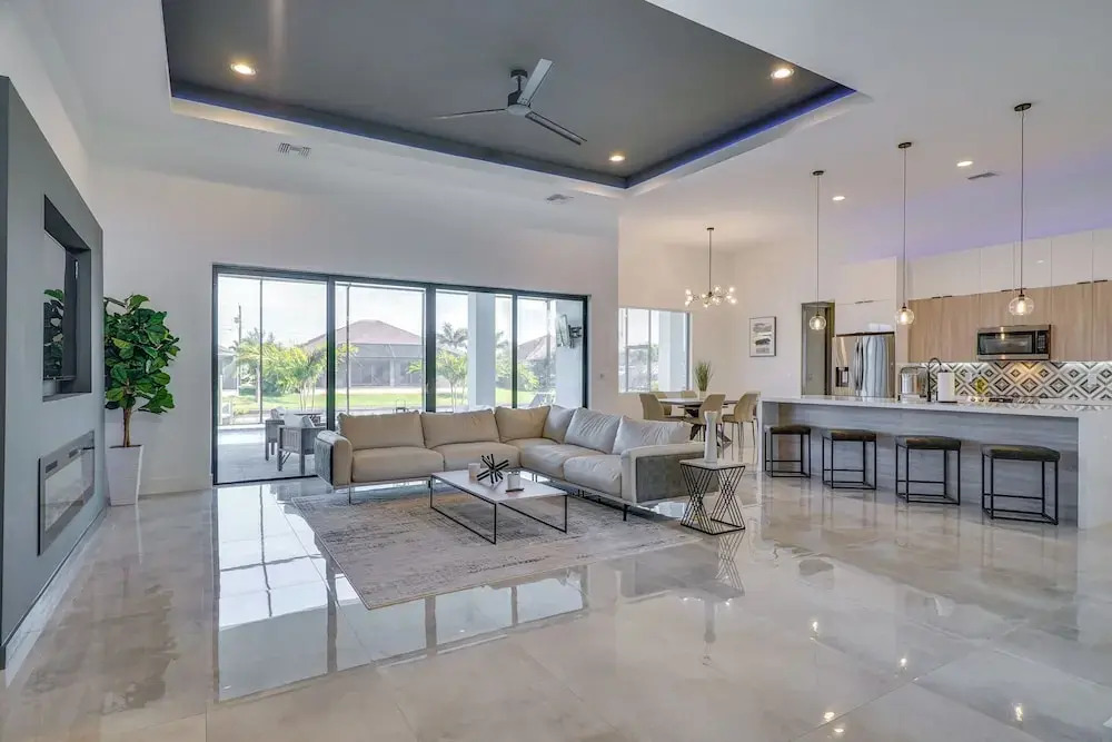 Pool & Outdoor Kitchen: Waterfront Cape Coral Home
