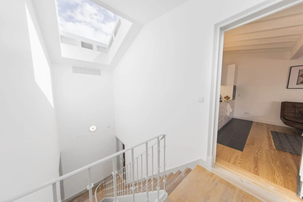 Artistic-White Flat