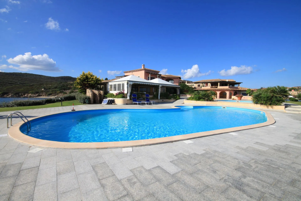 It consists of 3 bedrooms with air conditioning (one triple with a double and a single bed, a twin b-S'ABBA DI GIU'