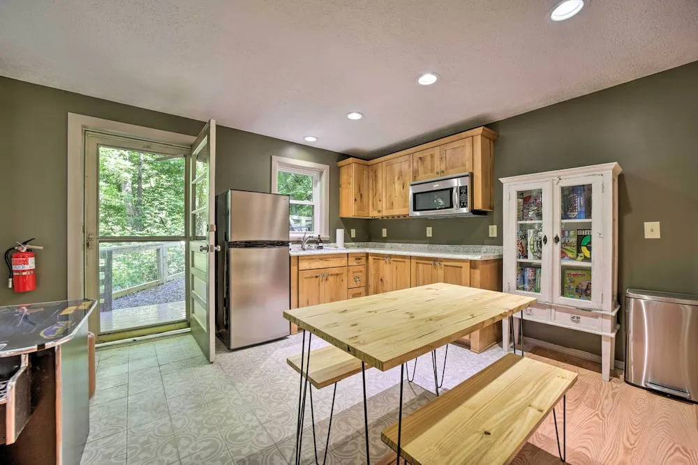 Charming Maggie Valley Getaway w/ Fire Pit!