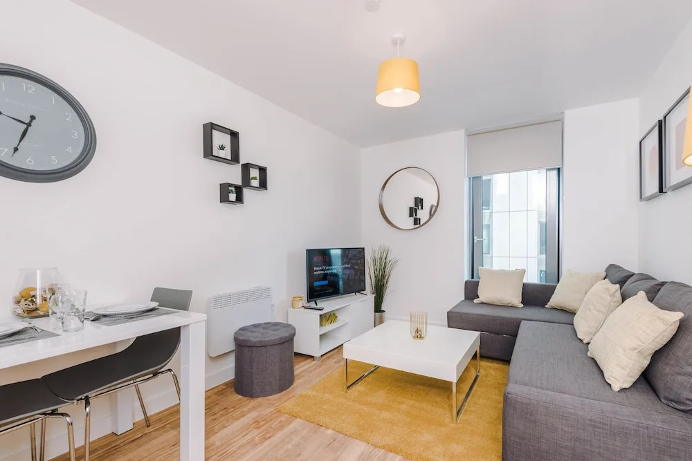 Contemporary 1 Bed Apartment Media City