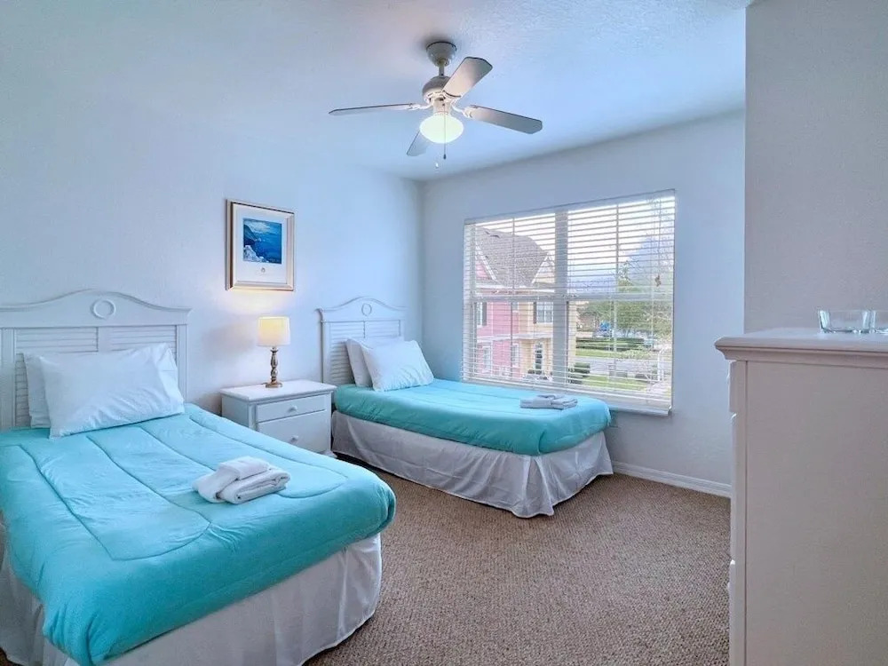 Lovely Family Townhome In Great Location-2200scd 4 Bedroom Townhouse by RedAwning