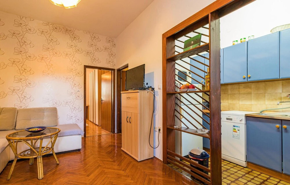 Nice Apartment in Pula with Hot Tub & 2 Bedrooms
