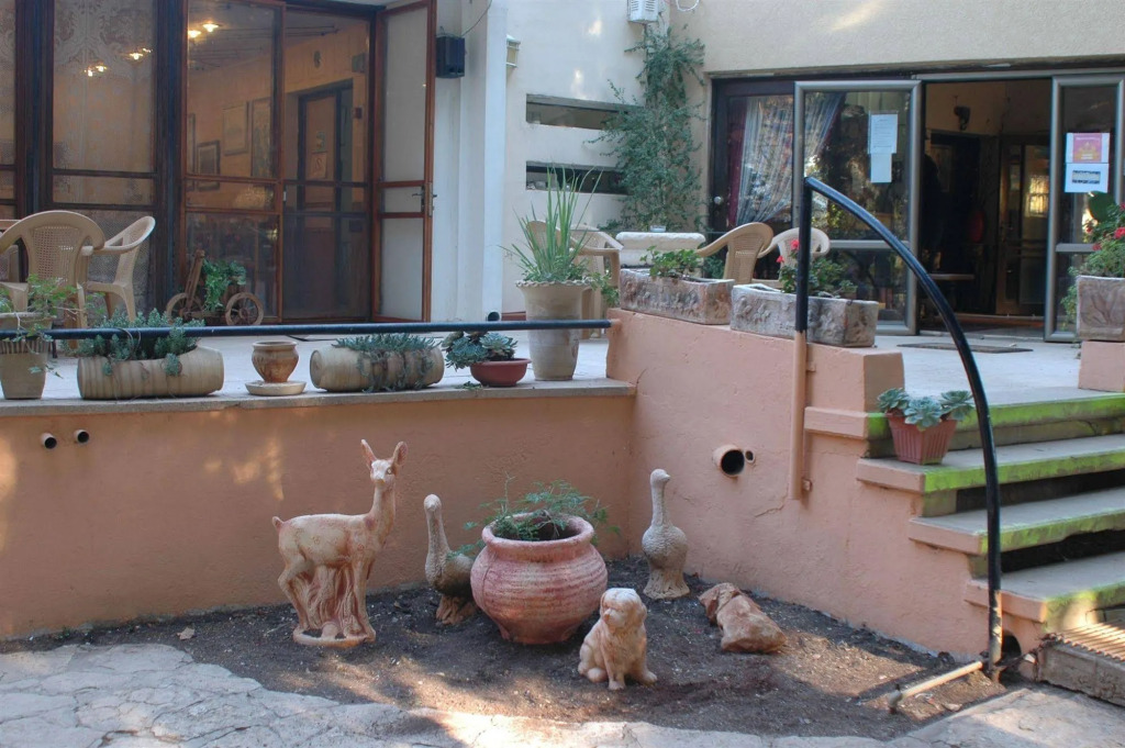 Safed Inn