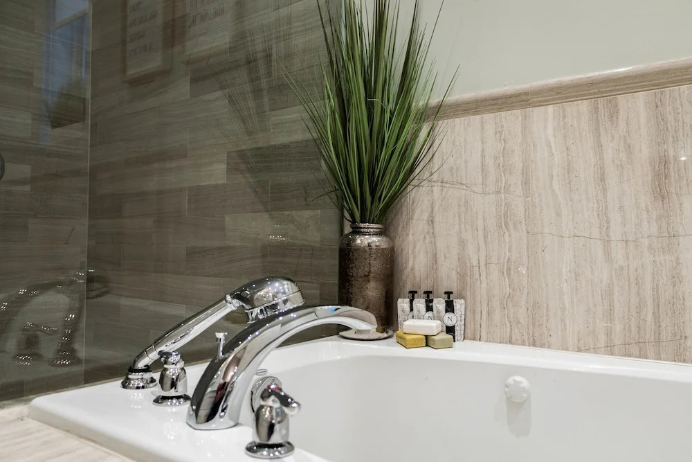 QuickStay - Chic & Modern Townhouse in Little Italy