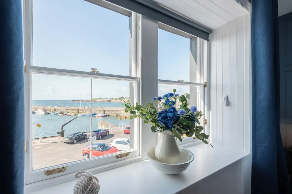 Shorefront Apartment - Sea View With 3 Bedrooms
