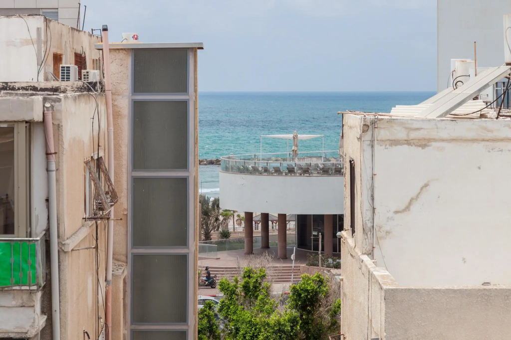 Best Location, Luxuous 2BR, Sea View, w/parking