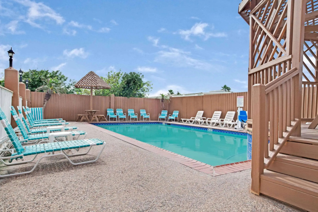 Red Roof Inn PLUS + Galveston - Beachfront
