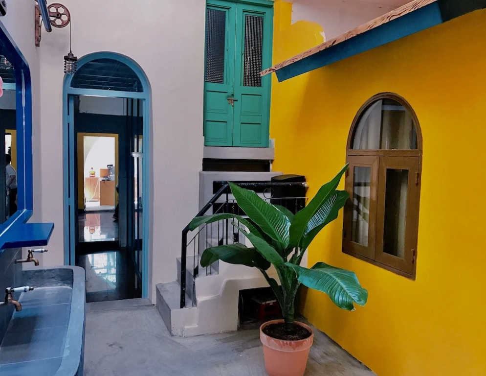 KHA Hostel & Cafe
