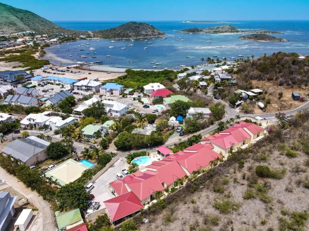 Beautiful suite S16, pool, next to Pinel Island