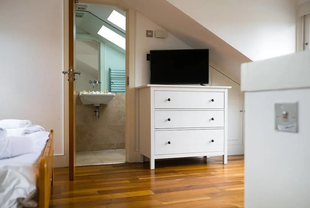 3BR Apartment in Great Swiss Cottage Location