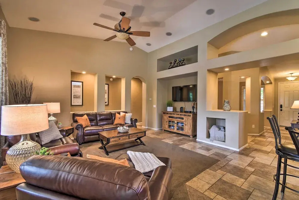Spacious Surprise Home: 6 Mi to Wildlife World Zoo