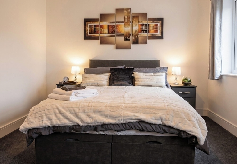 2 Bed, Sleeps 4, Pet Friendly, Free Parking