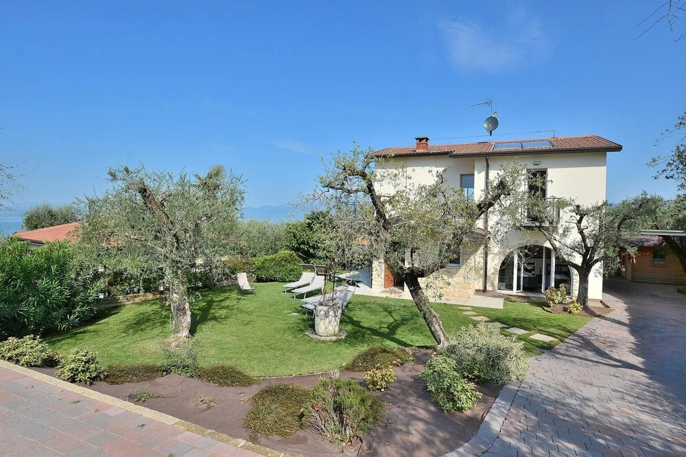 Villa Lisi - Sleeps 8 Private Garden in Residence With Pool in Bardolino