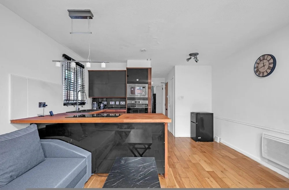 Cozy 1-bed Flat in Croydon Sleeps 4