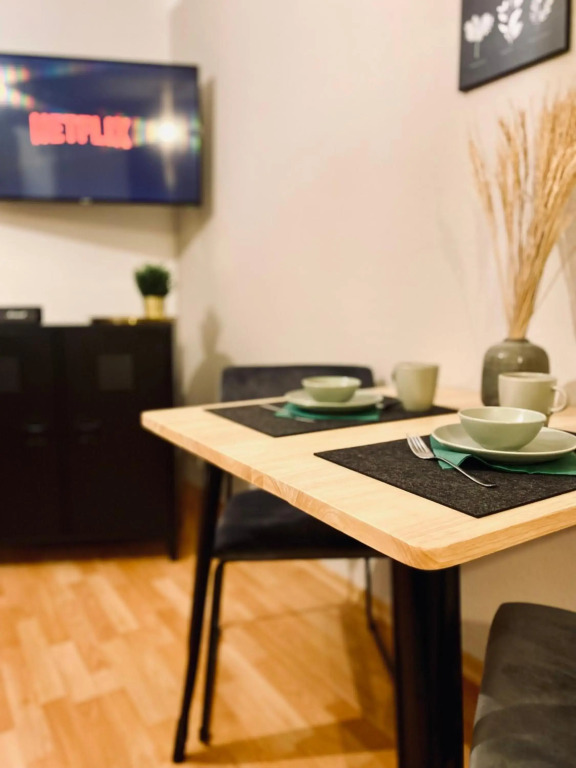 Saniertes Studio mit Balkon, WLAN, Netflix & Küche in City-Nähe