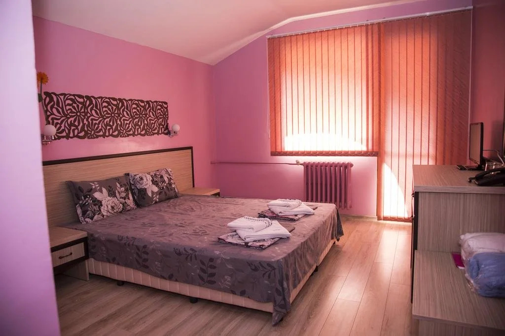 Hotel Emaly Green