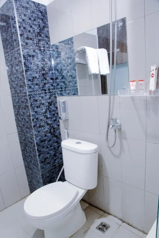 R Four Hotel by OYO Rooms